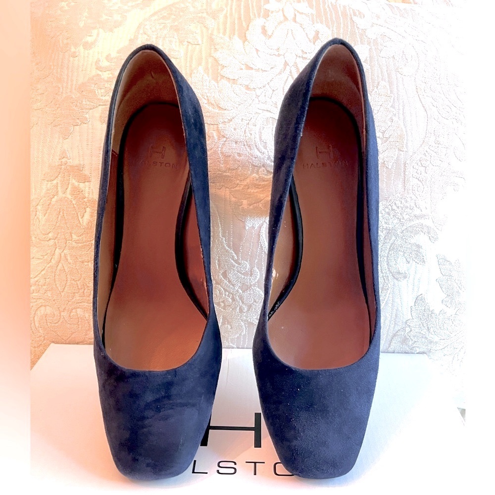Halston Navy Blue Kid SuedeHeels Classic pumps in gorgeous blue color. Size 7 - Picture 2 of 12